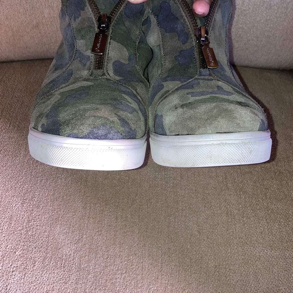 BLONDO Glenda Suede Camo Printed Waterproof Wedge Platform Sneakers Size 8.5 - Picture 6 of 13